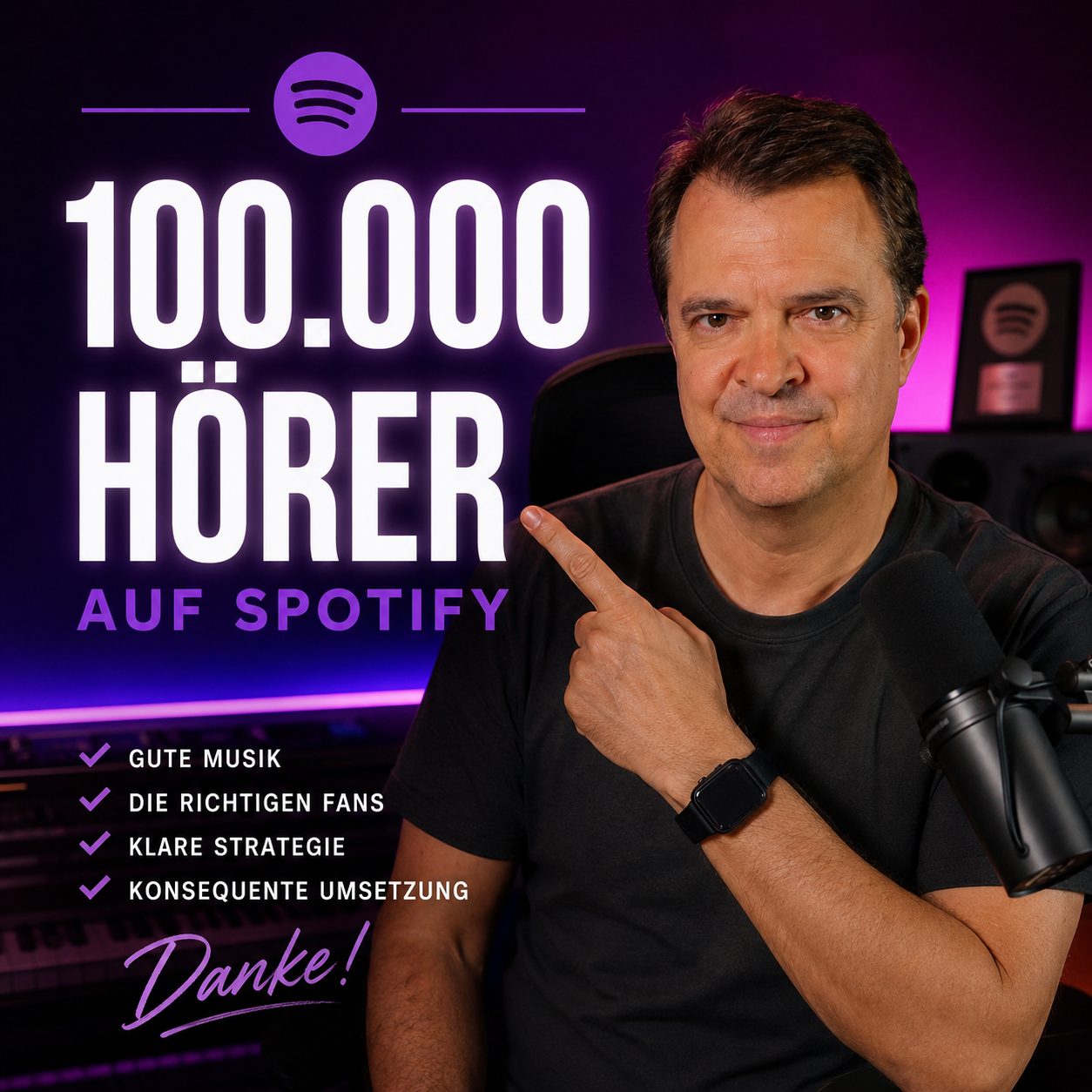 Thomas Foster im Studio vor der Zahl 100.000 Hörer auf Spotify