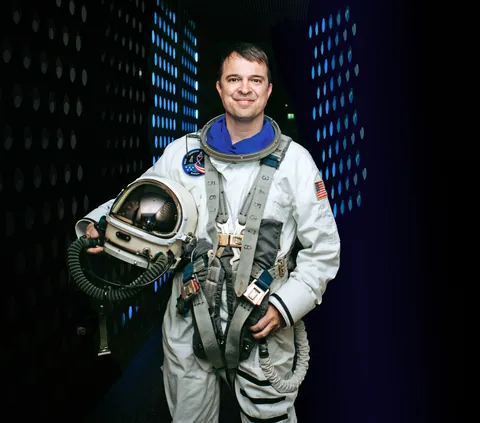 Pressefoto: Thomas Foster im Astronautenanzug